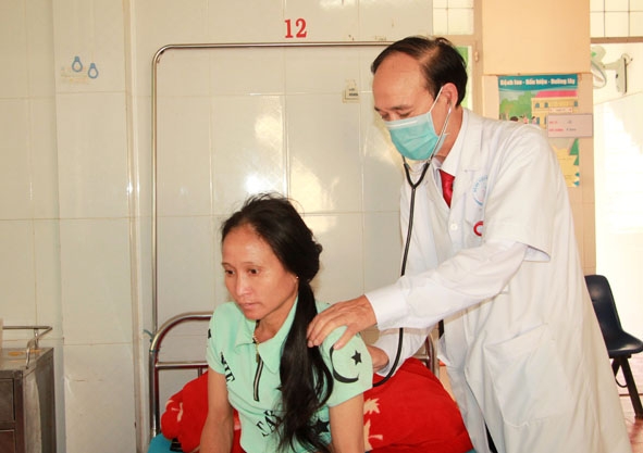 Bác sĩ Bệnh viện Đa khoa huyện Ea Kar khám bệnh cho bệnh nhân điều trị dài ngày tại bệnh viện.