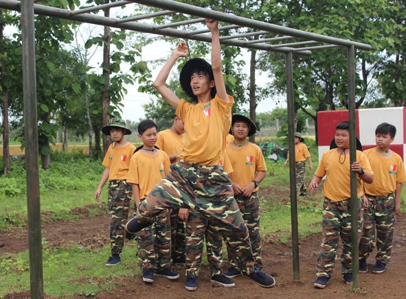 Các học viên trải nghiệm tại Chương trình Học kỳ trong quân đội năm 2018.  