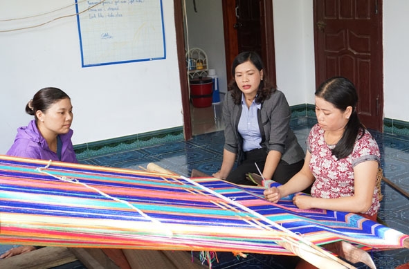 Buôn Ja, xã Hòa Sơn có nhiều tiềm năng để phát triển du lịch cộng đồng. Trong ảnh: Phụ nữ buôn Ja còn lưu giữ được nghề dệt thổ cẩm truyền thống dân tộc Êđê. 