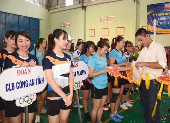 Giám đốc Công ty TNHH Một thành viên Tôn Liêm Lan Nguyễn Đình Lương tặng Cờ lưu niệm cho các đội dự giải  tại một giải đấu do Công ty tài trợ. 