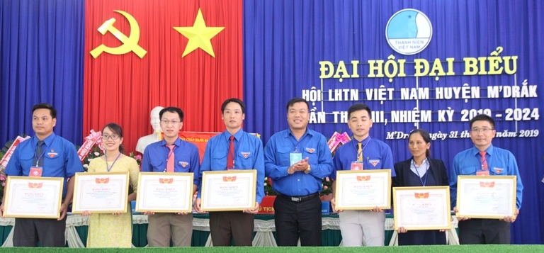Phó Chủ tịch Thường trực Hội LHTN Việt Nam tỉnh Phạm Trọng Phát trao Bằng khen tặng các tập thể, cá nhân.