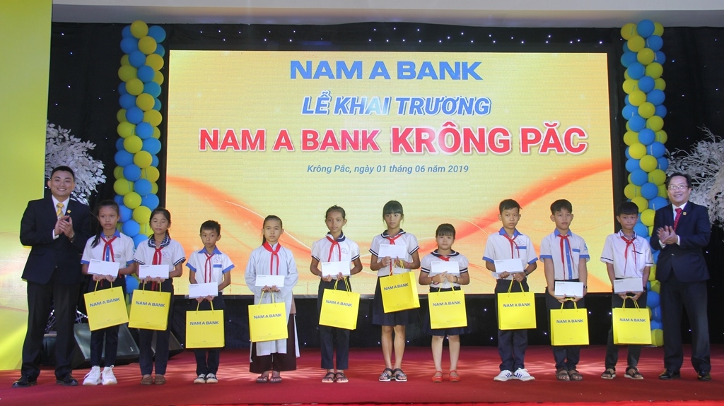 Đaiạ diện Nam A Bank tặng học bổng cho hoạc sinh khó khăn tại huyện Krông Pắc