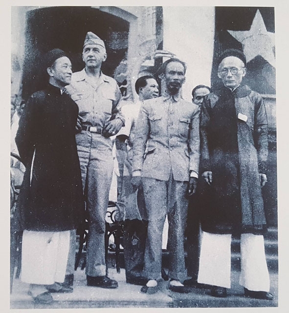 Chủ tịch Hồ Chí Minh và cụ Nguyễn Văn Tố (hàng đầu từ trái sang) tại Lễ mít tinh vận động  cứu đói tổ chức trước Nhà hát lớn Hà Nội năm 1945.  Nguồn: Văn phòng Quốc hội
