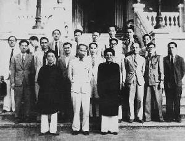 Các thành viên Chính phủ nước Việt Nam Dân chủ Cộng hòa năm 1946. (Hàng đầu, từ trái sang phải: Cụ Nguyễn Văn Tố, Chủ tịch Hồ Chí Minh, Cụ Huỳnh Thúc Kháng).
