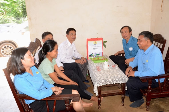 Đại diện LĐLĐ tỉnh thăm, tặng quà đoàn viên Trường THCS Ea Yiêng (trực thuộc LĐLĐ huyện Krông Pắc).