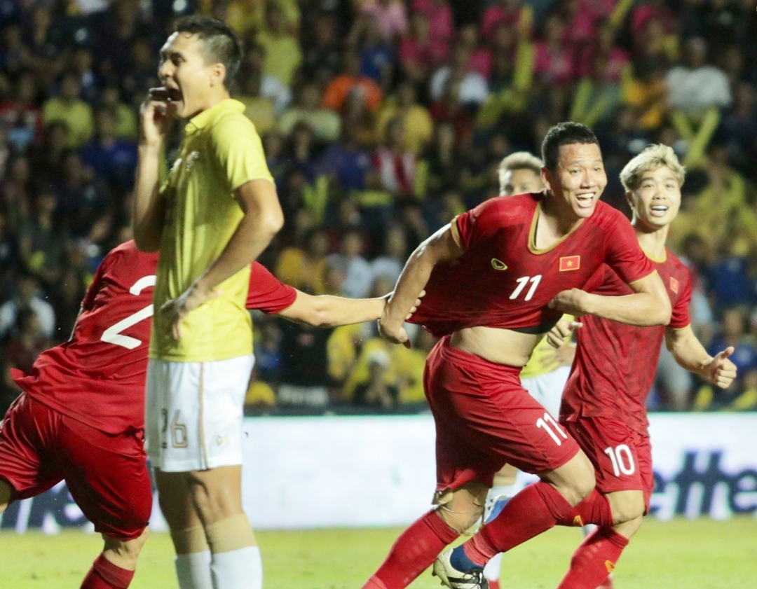 Anh Đức bất ngờ ghi bàn ở phút bù giờ cuối cùng, giúp Đội tuyển Việt Nam giành chiến tháng trước Đội tuyển Thái Lan. (Ảnh internet)