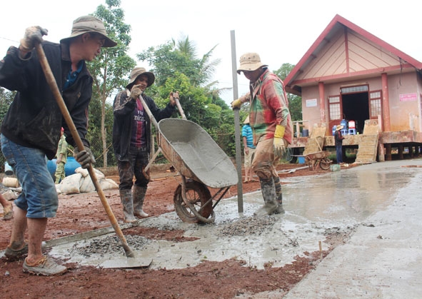 Hội viên Chi hội nông dân thôn Cư Blang tham gia bê tông hóa sân Nhà sinh hoạt cộng đồng.    