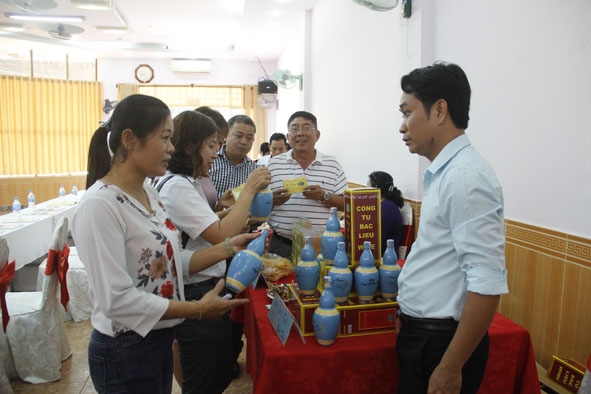 Doanh nghiệp tỉnh Đắk Lắk và Bạc Liêu tìm hiểu thông tin về sản phẩm của nhau.  