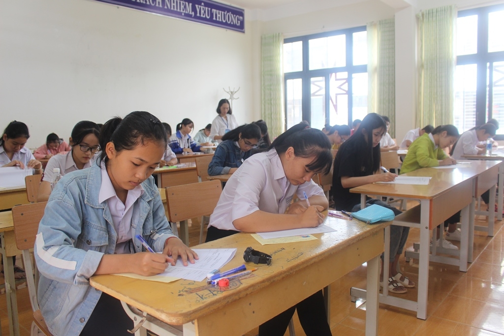 Thí sinh chuẩn bị làm bài thi môn Ngữ văn tại Trường THPT Chuyên Nguyễn Du.