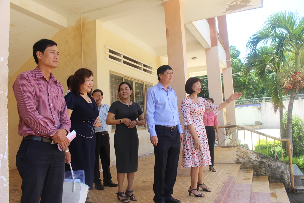 Đoàn công tác của Sở Giáo dục - Đào tạo kiểm tra cơ sở vật chất tại Trường THPT Chu Văn An. 
