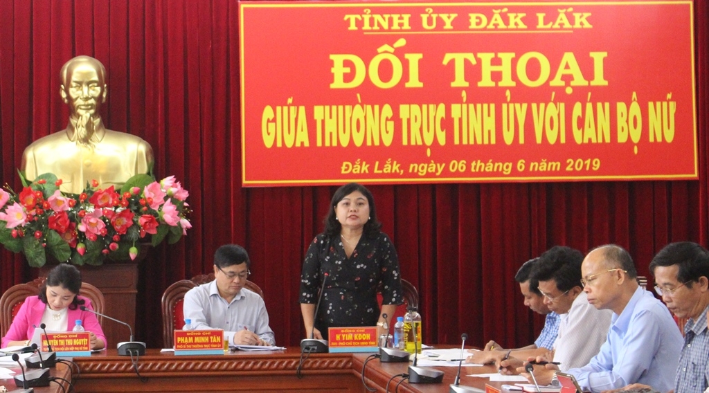 Phó Chủ tịch UBND tỉnh H’Yim Kđoh giải đáp những thắc mắc của cán bộ nữ