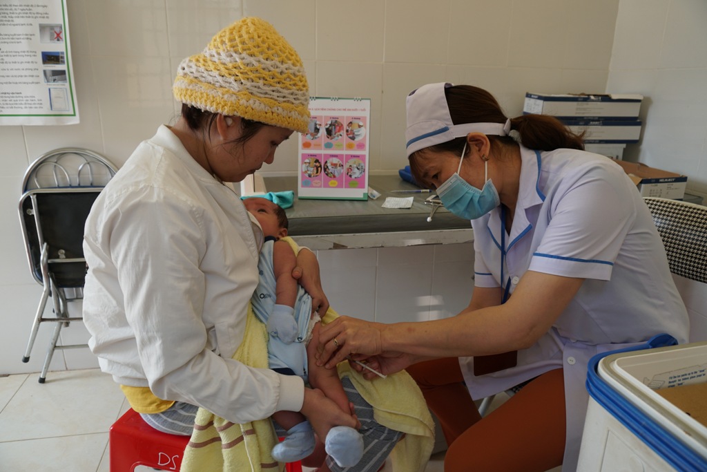 Trẻ tiêm vắc xin Combe Five tại Trạm Y tế xã Krông Jing.    Ảnh: Q.Nhật
