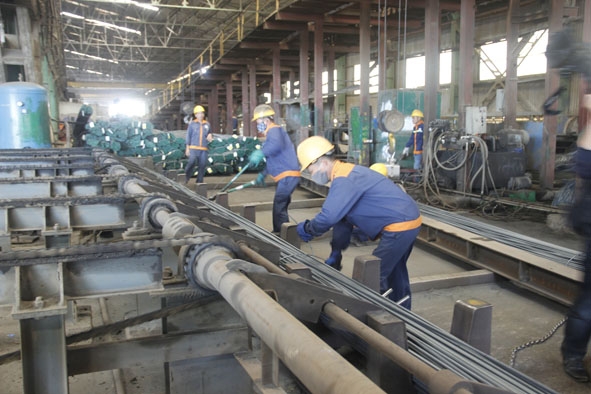 Sản xuất thép tại Công ty Cổ phần Thép Đông Nam Á.