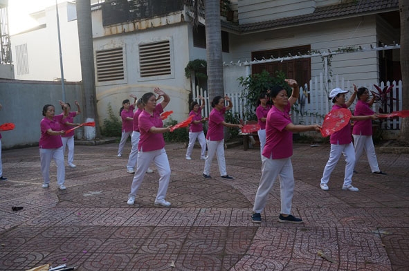  Một buổi  tập luyện của các thành viên CLB thể dục dưỡng sinh Tổ dân phố 1 (phường  Tân An, TP. Buôn Ma Thuột). 