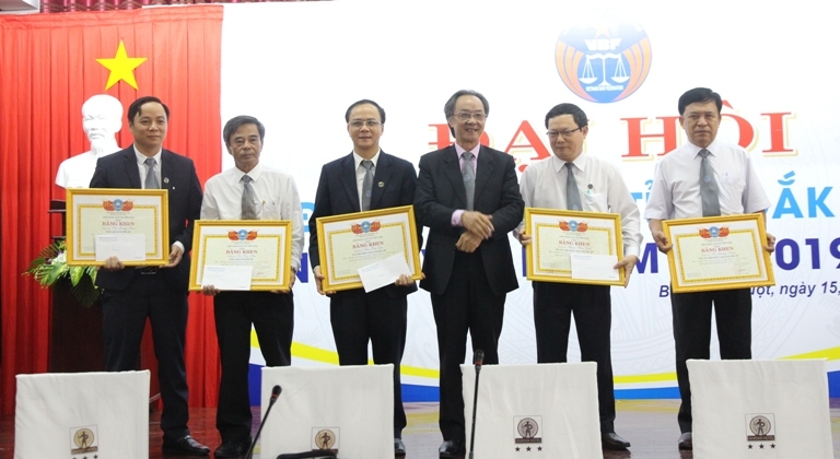Đại diện Liên đoàn Luật sư Việt Nam trao Bằng khen tặng các tập thể, cá nhân.