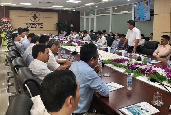 Đại diện Agribank Đắk Lắk phát biểu thảo luận tại Hội nghị thanh toán hóa đơn tiền điện qua ngân hàng,  do Công ty Điện lực Đắk Lắk tổ chức vào ngày 14-6-2019. 