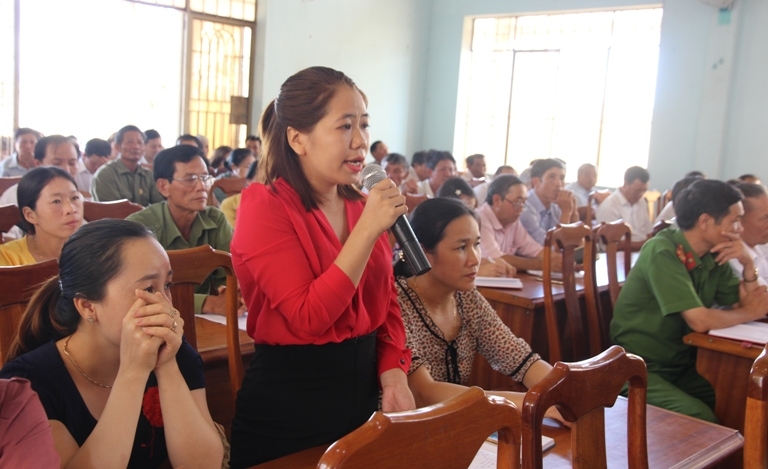 Cử tri Nguyễn Thị Đoan Khiêm (thị trấn Ea Knốp, huyện Ea Kar) nêu kiến nghị tại buổi tiếp xúc. 