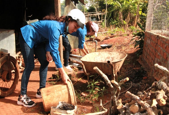 Đoàn viên thanh niên phường An Bình tổ chức dọn vệ sinh, đổ các vật dụng chứa nước để diệt bọ gậy. 