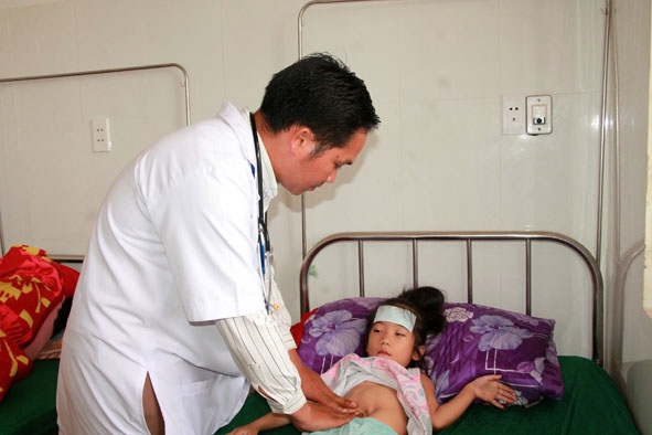 Bác sĩ Khoa Truyền nhiễm, Bệnh viện Đa khoa thị xã Buôn Hồ khám bệnh cho bệnh nhân bị sốt xuất huyết. 