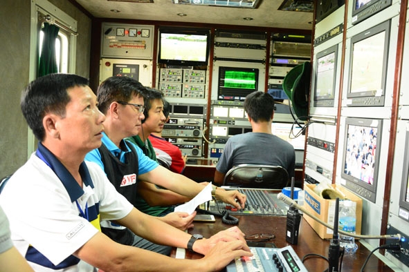 Êkíp Đài Phát thanh và Truyền hình Đắk Lắk đang truyền hình trực tiếp tại Sân vận động  Buôn Ma Thuột.   