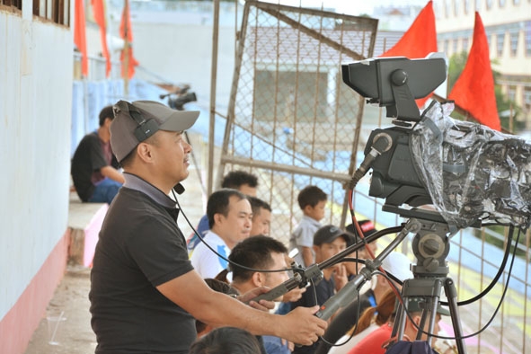 Phóng viên Đài Phát thanh và Truyền hình Đắk Lắk đang tác nghiệp tại Sân vận động Buôn Ma Thuột.