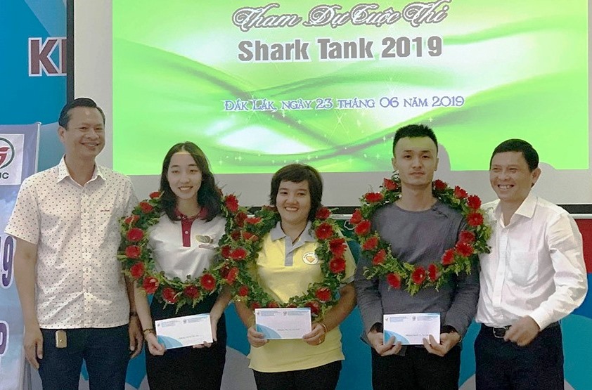 Lãnh đạo UBND tỉnh và Hội Doanh nhân trẻ tặng hoa chúc mừng 3 dự án tham dự Chung kết Shark Tank mùa thứ 3 năm 2019