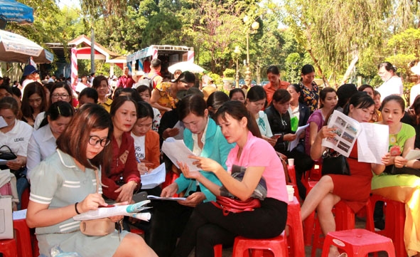 Đông đảo cán bộ, hội viên phụ nữ tìm hiểu thông tin tuyển dụng tại Sàn giao dịch việc làm tỉnh năm 2019. 