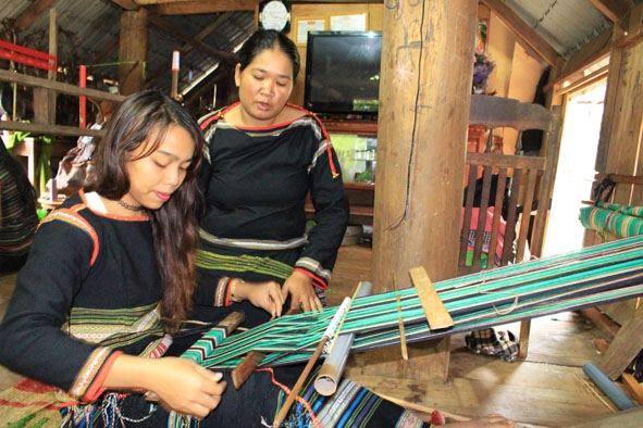 Thế hệ nối tiếp nghề dệt thổ cẩm ở buôn Tơng Bông (xã Ea Kao, TP. Buôn Ma Thuột). 