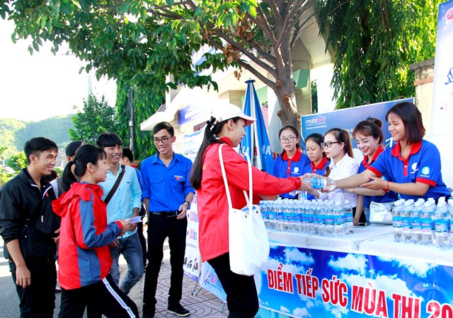 Đội Tiếp sức mùa thi phát nước miễn phí cho các thí sinh.