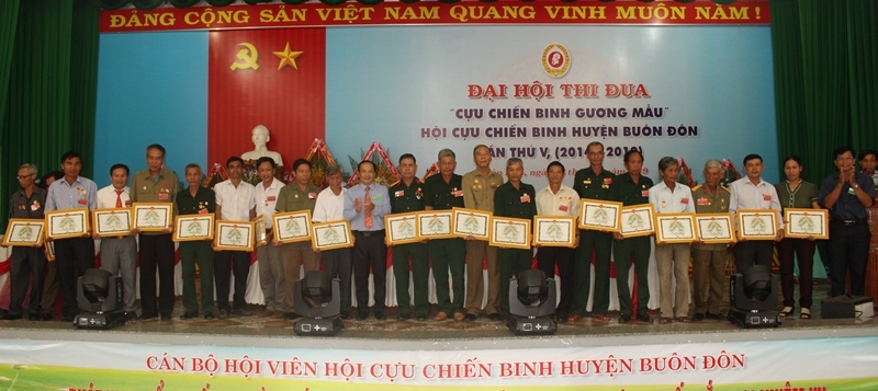 Đại diện lãnh đạo UBMT tổ quốc Việt Nam huyện tặng giấy khen cho các cá nhân.