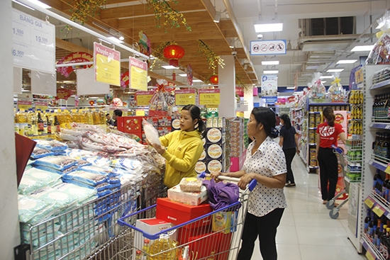 Người dân mua hàng tại siêu thị Co.opmart Buôn Ma Thuột