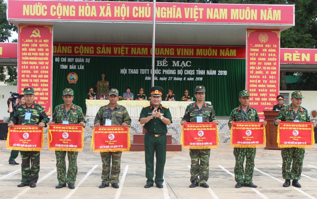 Thượng tá Trần Minh Trọng, Chính ủy Bộ Chỉ huy Quân sự tỉnh trao giải toàn đoàn cho các đơn vị xuất sắc tại hội thao
