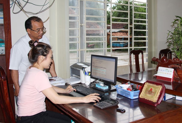 Chị Vũ Thị Huyền Vân xử lý số liệu kinh doanh trong ngày của HTX Thăng Bình. 