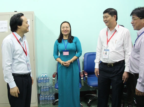 Bộ trưởng Bộ GD-ĐT Phùng Xuân Nhạ kiểm tra công tác tổ chức Kỳ thi THPT quốc gia 2019 tại điểm thi Trường THPT Cư M'gar (huyện Cư M'gar). 