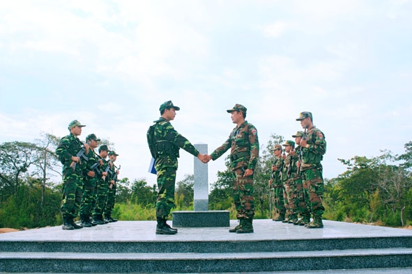 Bộ đội Biên phòng tỉnh Đắk Lắk và Ty Công an tỉnh Mundulkiri (Campuchia) phối hợp tổ chức tuần tra song phương.  