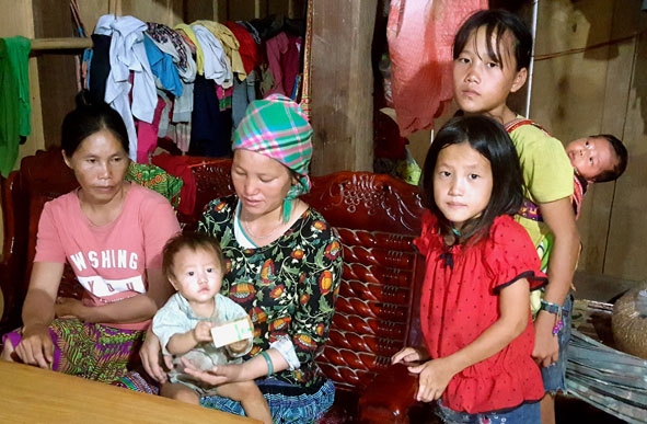 Chị Thào Thị Dung (bìa trái), cộng tác viên dân số thôn Ea Luêh, xã Cư Đrăm đến vận động chị Thào Thị Xế thực hiện KHHGĐ.  