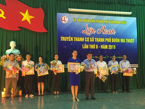 Ban tổ chức trao giải Nhất cho Đài Truyền thanh phường Tân Tiến