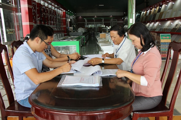 Cán bộ ngành Thuế kiểm tra hóa đơn, chứng từ tại trụ sở người nộp thuế trên địa bàn huyện Cư M'gar. 