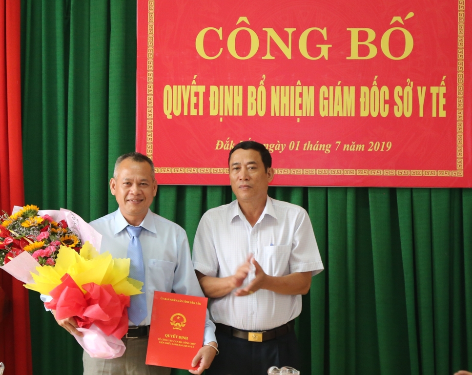 Phó Chủ tịch UBND tỉnh Võ Văn Cảnh trao Quyết định cho đồng chí Nay Phi La.