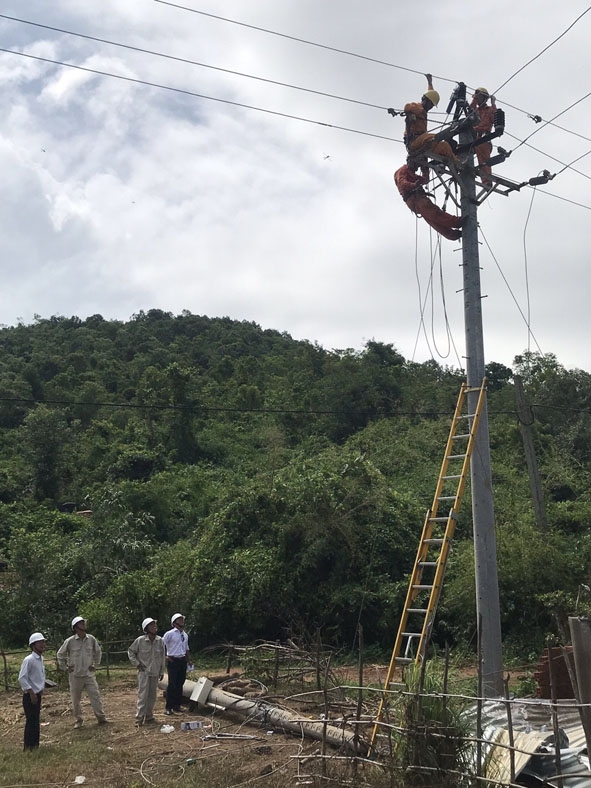 Điện lực Lắk khắc phục sự cố lưới điện ngày 20-6- 2019.   