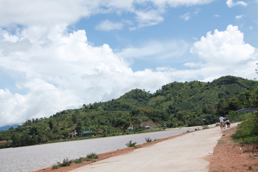 Hồ Buôn Tría (xã Buôn Tría) đoạn qua thôn Hưng Giang.