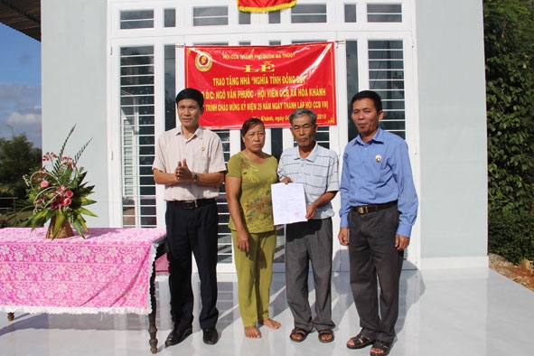 Đại diện lãnh đạo Hội CCB TP. Buôn Ma Thuột trao quyết định tặng nhà cho hội viên khó khăn xã Hòa Khánh. 