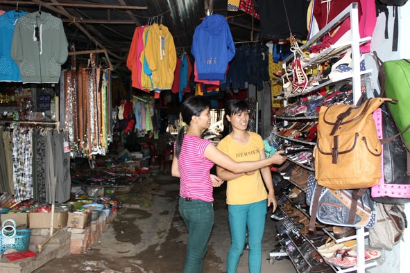 Quần áo, giày dép bày bán ở chợ Phước An (huyện Krông Pắc) không được tiểu thương niêm yết giá bán theo quy định. 