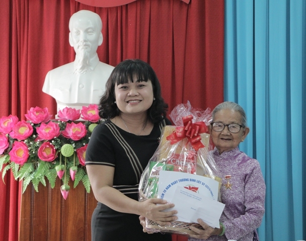 Đ/c H' Yim Kdok, Phó Chủ tịch UBND tỉnh tặng quà cho mẹ VNAH Phạm Thị Lý, ở xã Cư Mta – M'Đrắc nhân ngày TBLS 27/7/2017 