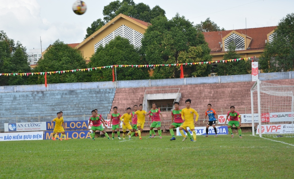 Một pha tấn công của các cầu thủ Câu lạc bộ bóng đá Đắk Lắk 