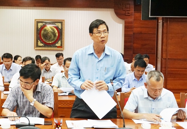 Giám đốc Sở Kế hoạch và Đầu tư tỉnh Đinh Xuân Hà báo cáo tình hình giải ngân vốn đầu tư XDCB tại cuộc họp.