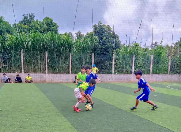 Các em tham gia Giải bóng đá mini thiếu niên, nhi đồng xã Ea Hiao lần thứ I năm 2019.