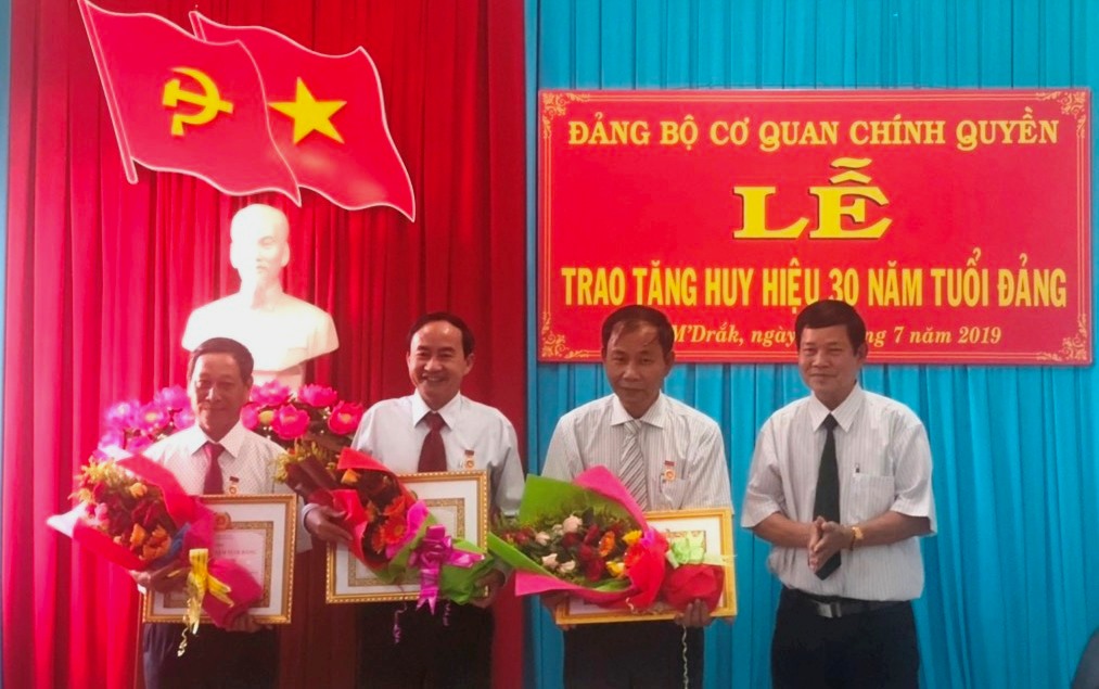 Đồng chí Trần Xuân Hùng, Phó Bí thư Đảng ủy Khối Chính quyền trao Huy hiệu 30 tuổi Đảng tặng các đảng viên. 