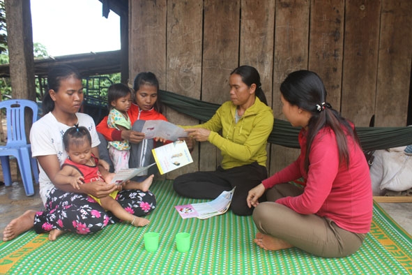 Cộng tác viên dân số xã Đắk Phơi (huyện Lắk) tư vấn về lợi ích của sàng lọc trước sinh và sơ sinh cho người dân.