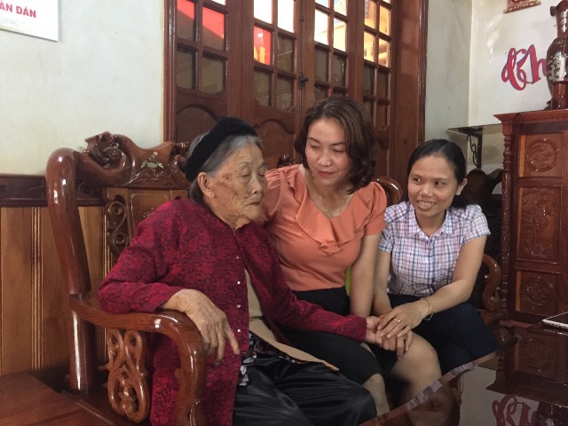 Cán bộ Ngành LĐ-TBXH huyện Cư M'gar thăm, tặng quà Mẹ Việt Nam Anh hùng Từ Thị Hiền. 